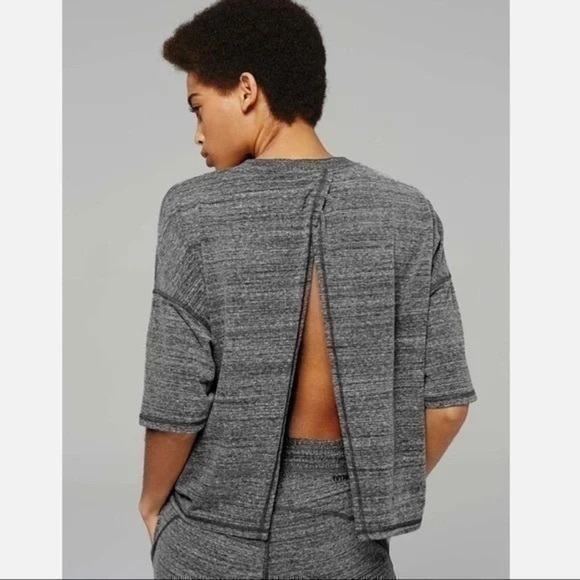 🔴 IVY PARK | grey crewneck crop split open  back gym shirt short sleeve - small - Picture 1 of 8